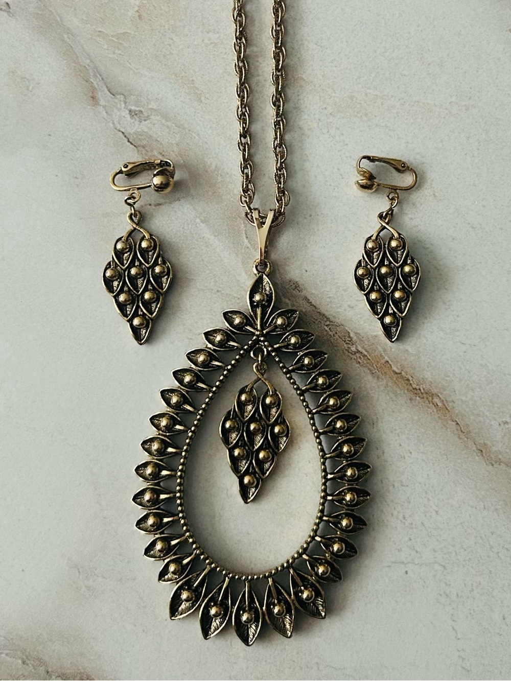 Vintage Sarah Coventry Aloha Teardrop Pendant Necklace & Clip On Earrings Set